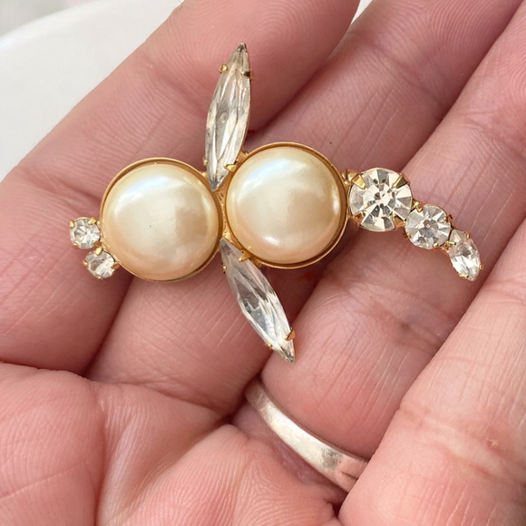 Vintage Faux Pearl Rhinestone Insect Brooch Gold tone Bug White - Picture 4 of 5